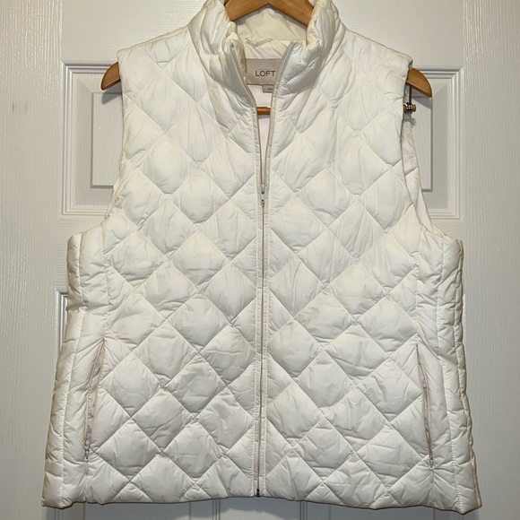 Loft L white puffer vest with pockets. - Picture 1 of 4